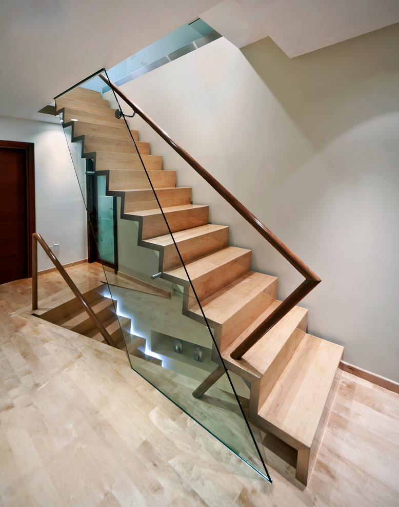 Ejemplo de escalera recta minimalista de tamaño medio con escalones de madera y contrahuellas de madera