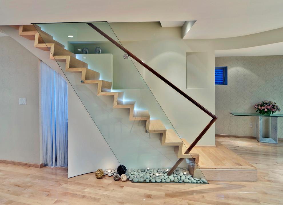 На фото: прямая деревянная лестница среднего размера в стиле модернизм с деревянными ступенями с