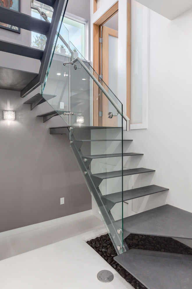 На фото: п-образная лестница среднего размера в современном стиле с металлическими ступенями и стеклянными перилами без подступенок