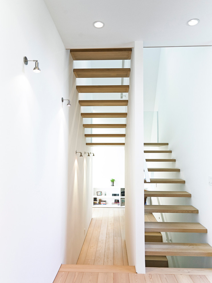 Foto de escalera en U moderna sin contrahuella con escalones de madera
