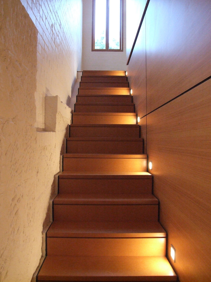Пример оригинального дизайна: большая прямая деревянная лестница в современном стиле с деревянными ступенями