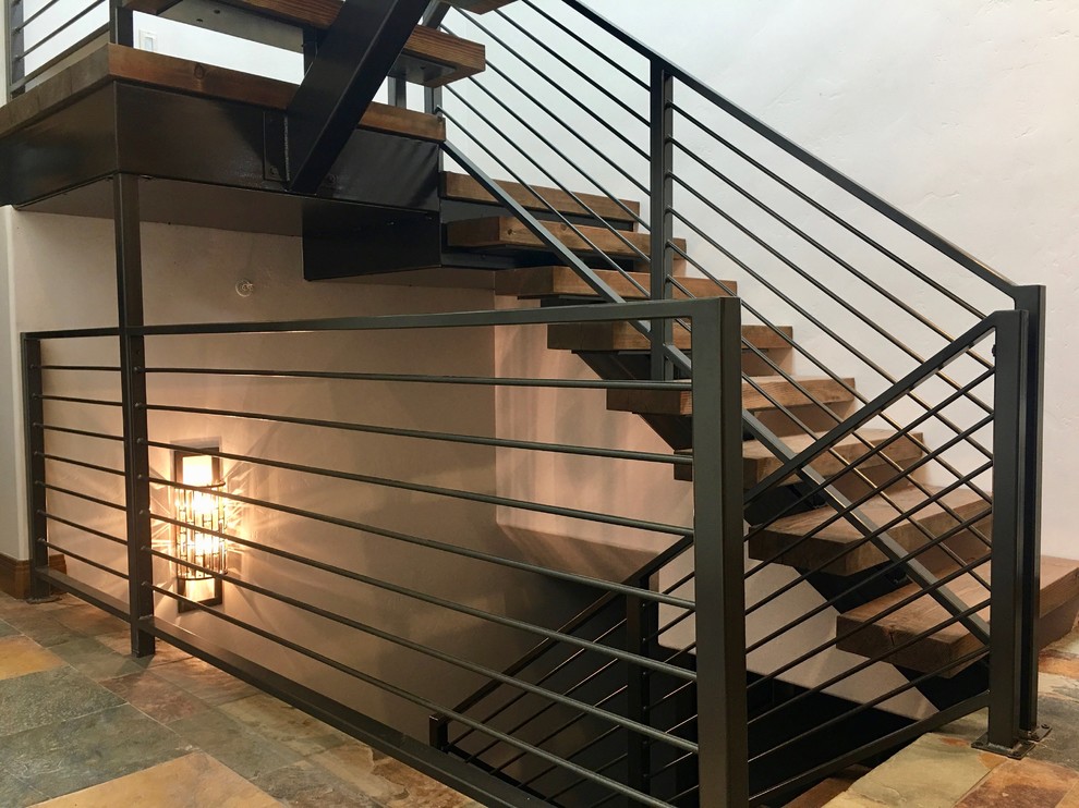 Idées déco pour un grand escalier flottant contemporain avec des marches en bois, des contremarches en bois et un garde-corps en métal.