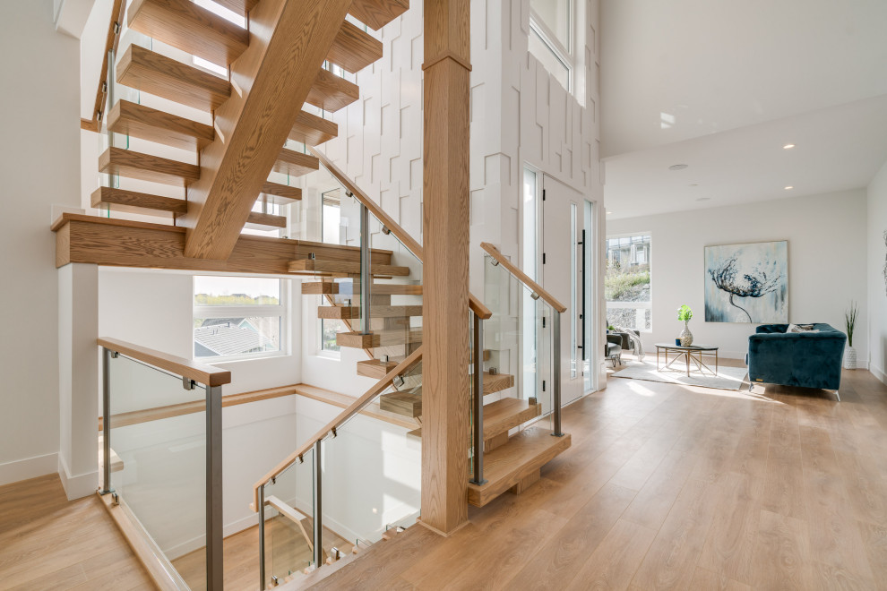 Schwebende, Große Moderne Holztreppe mit Holz-Setzstufen und Mix-Geländer in Vancouver
