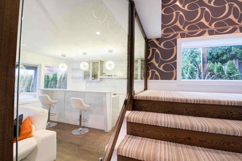 Стильный дизайн: огромная п-образная деревянная лестница в современном стиле с ступенями с ковровым покрытием - последний тренд
