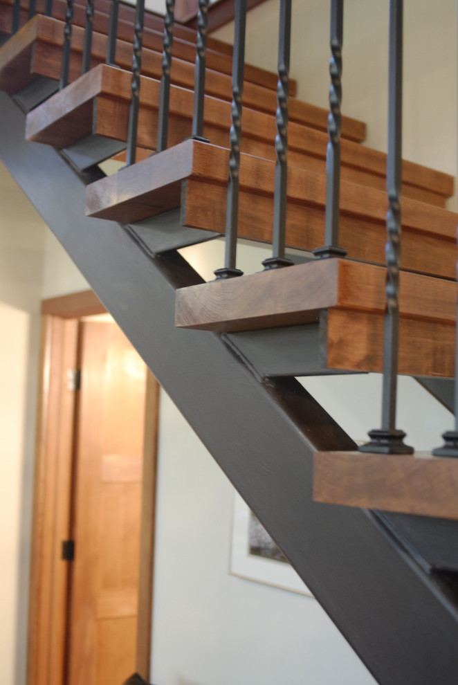 Imagen de escalera suspendida de estilo americano de tamaño medio sin contrahuella con escalones de madera