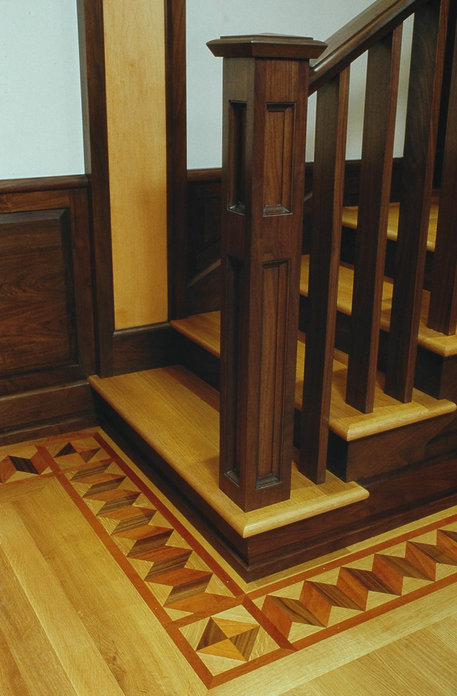 Imagen de escalera recta de estilo americano de tamaño medio con escalones de madera, contrahuellas de madera pintada y barandilla de madera