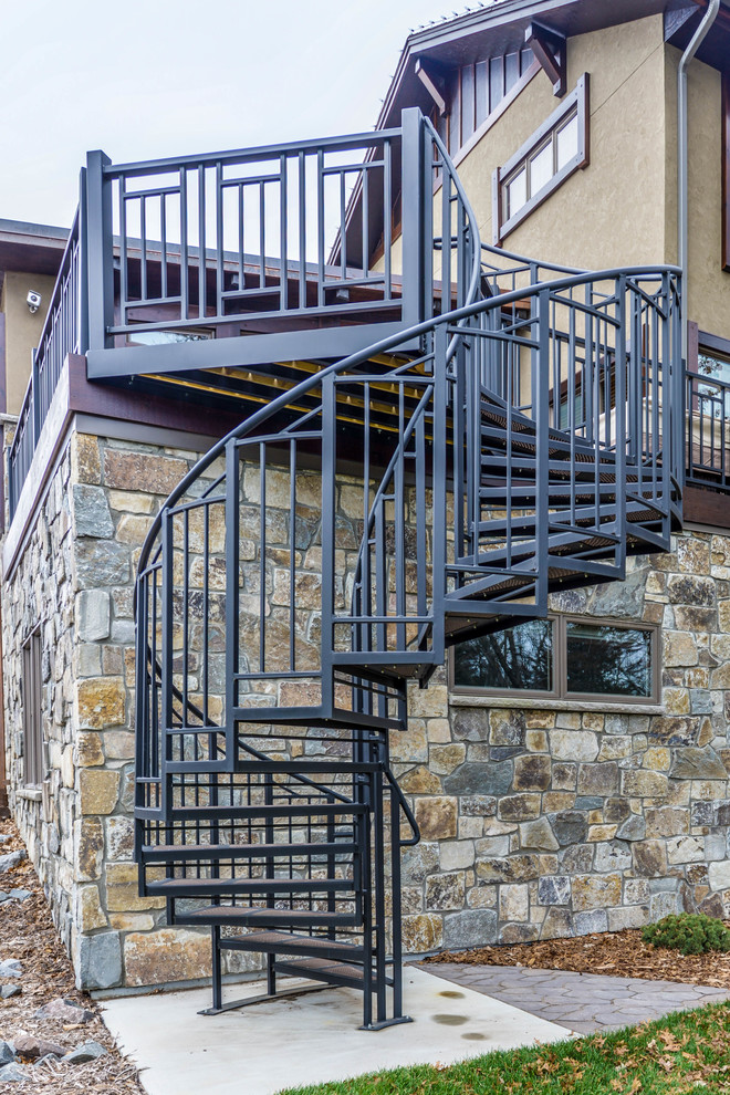 Foto de escalera de caracol rural grande con escalones de metal