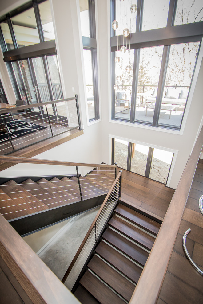 Idée de décoration pour un escalier sans contremarche flottant design de taille moyenne avec des marches en bois.