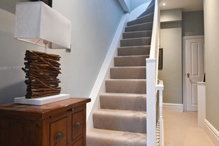 Металлическая лестница с площадкой для дома