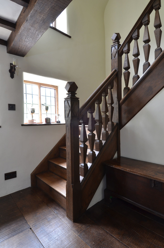 Inspiration pour un escalier traditionnel de taille moyenne avec des marches en bois et des contremarches en bois.