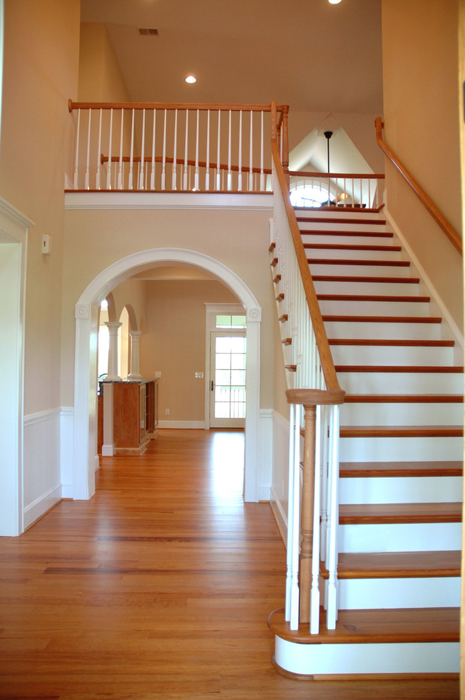 Inspiration pour un escalier droit traditionnel de taille moyenne avec des marches en bois et des contremarches en bois.