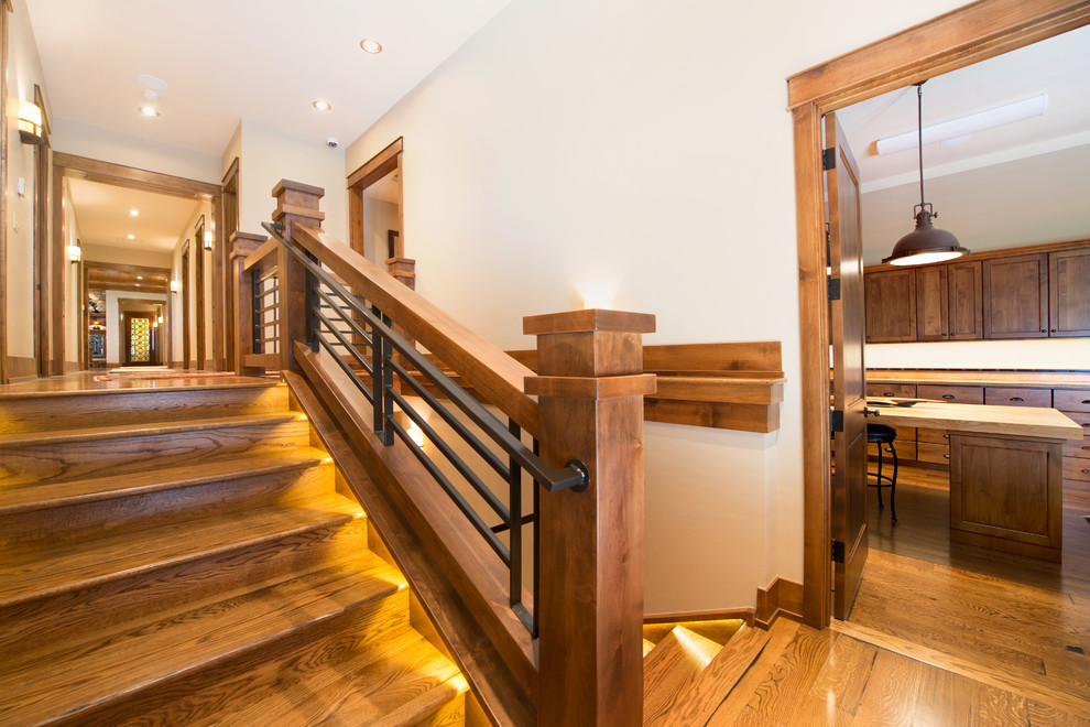 Источник вдохновения для домашнего уюта: огромная прямая деревянная лестница в стиле кантри с деревянными ступенями