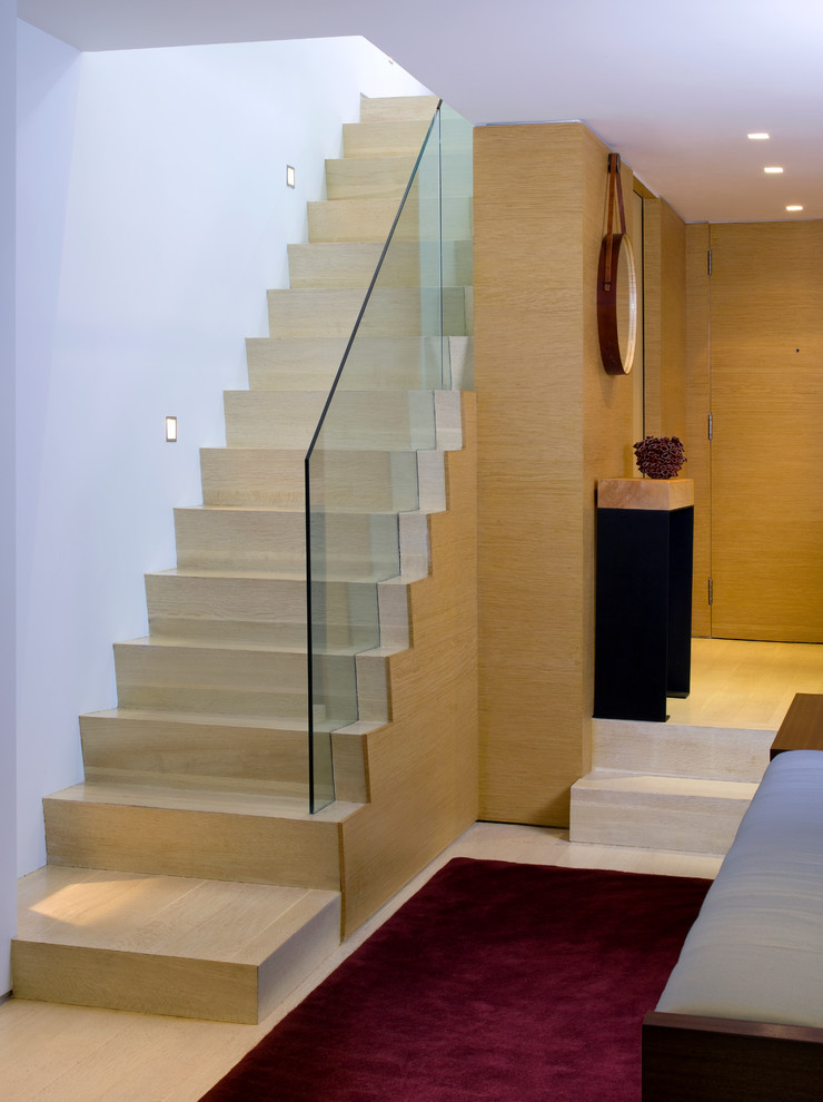 ニューヨークにある高級な中くらいなコンテンポラリースタイルのおしゃれな直階段 (木の蹴込み板) の写真