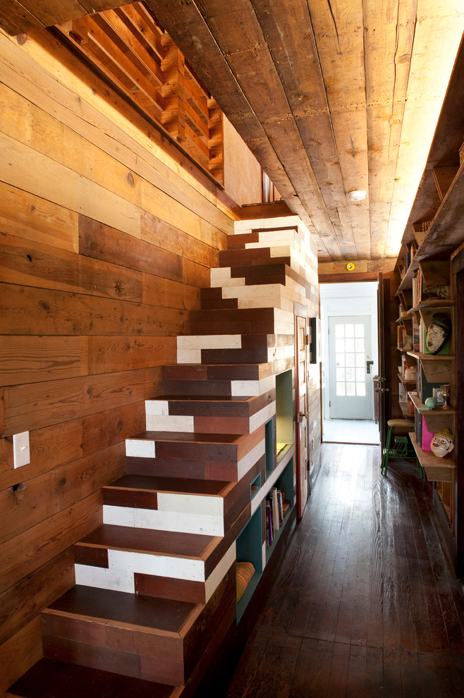 На фото: маленькая прямая лестница в стиле фьюжн с деревянными ступенями и крашенными деревянными подступенками для на участке и в саду