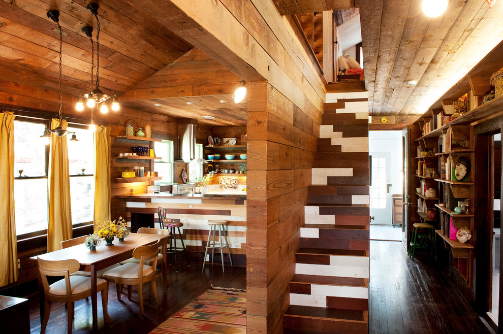 Kleine Stilmix Holztreppe mit Holz-Setzstufen in Austin