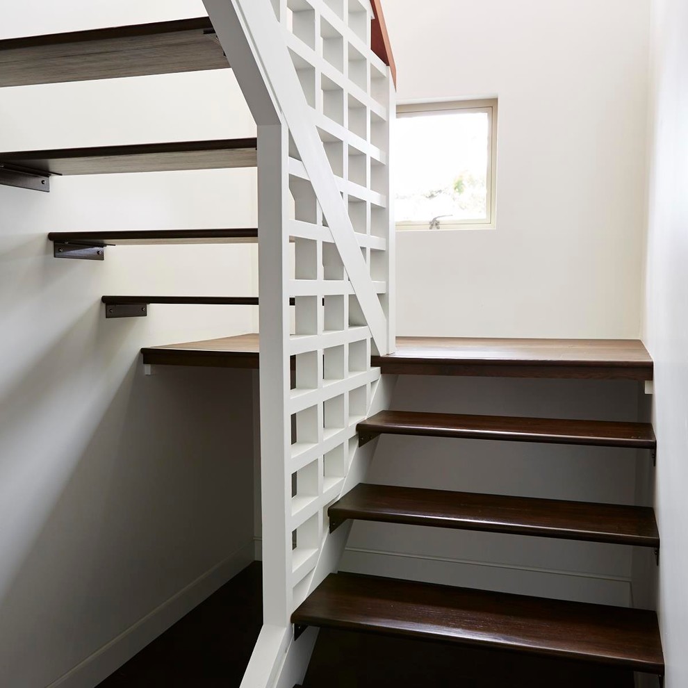 На фото: маленькая п-образная лестница в стиле ретро с деревянными ступенями без подступенок для на участке и в саду с