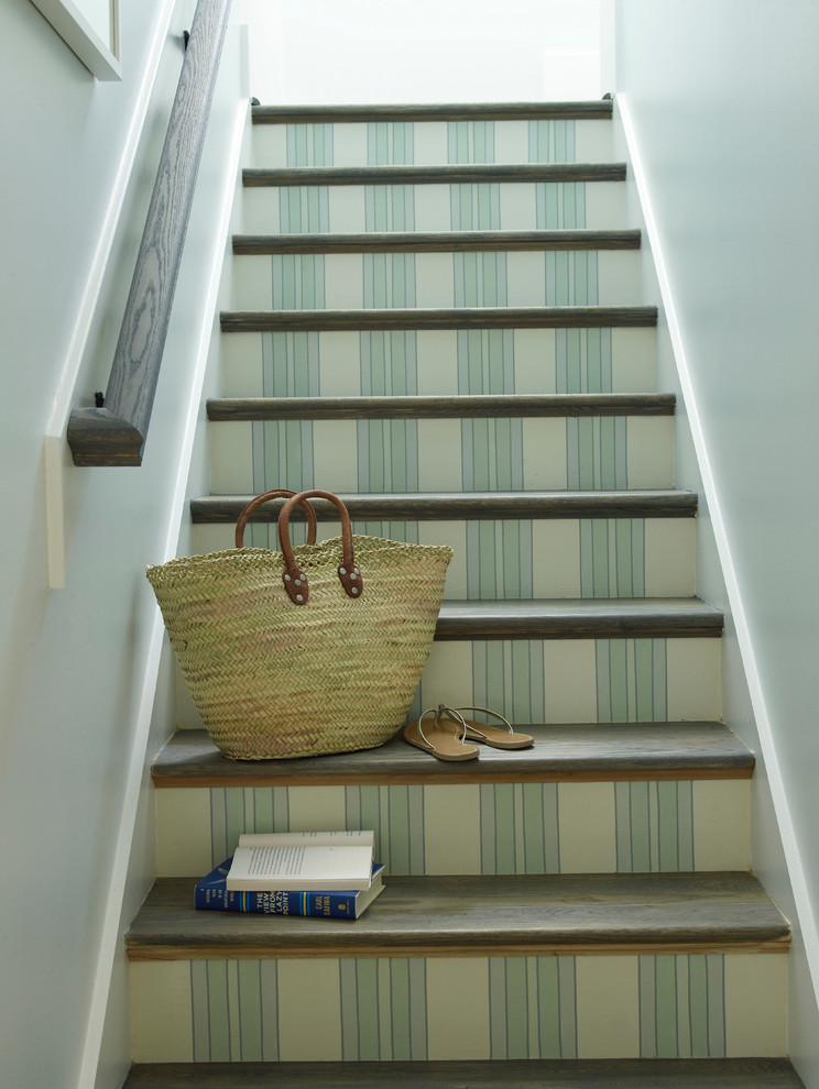 Cette image montre un escalier peint droit marin avec des marches en bois.