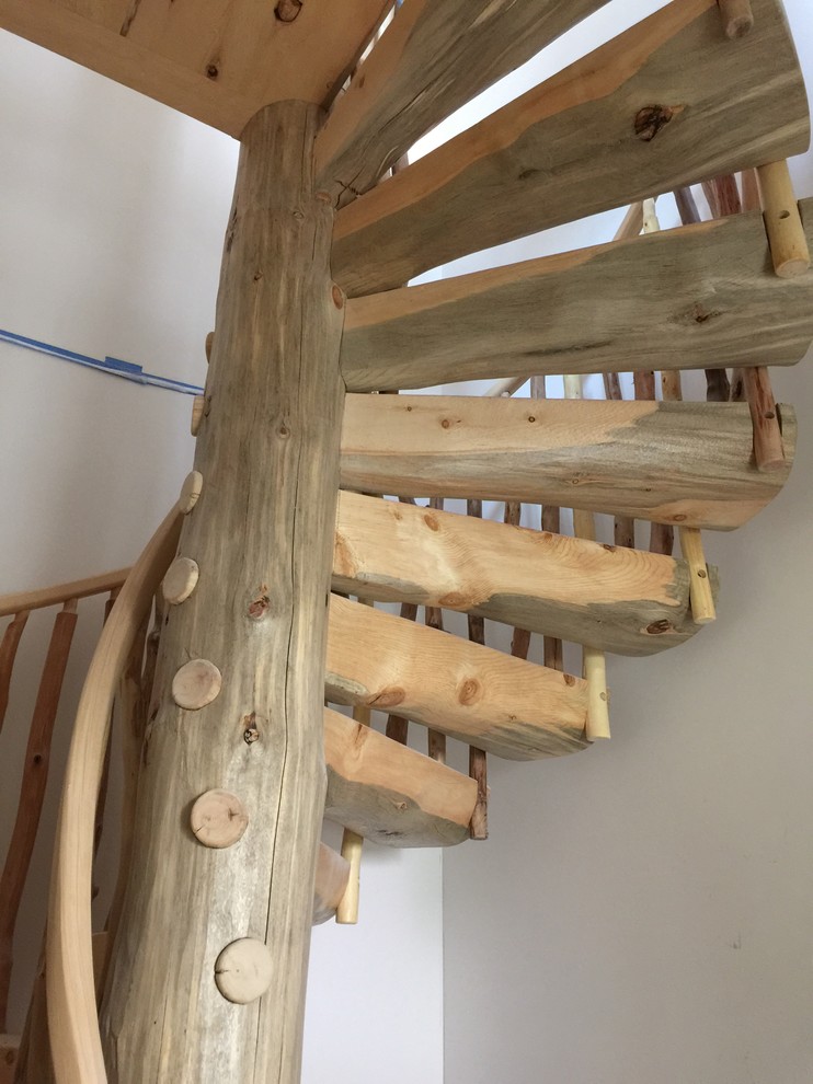 Пример оригинального дизайна: огромная винтовая деревянная лестница в морском стиле с деревянными ступенями