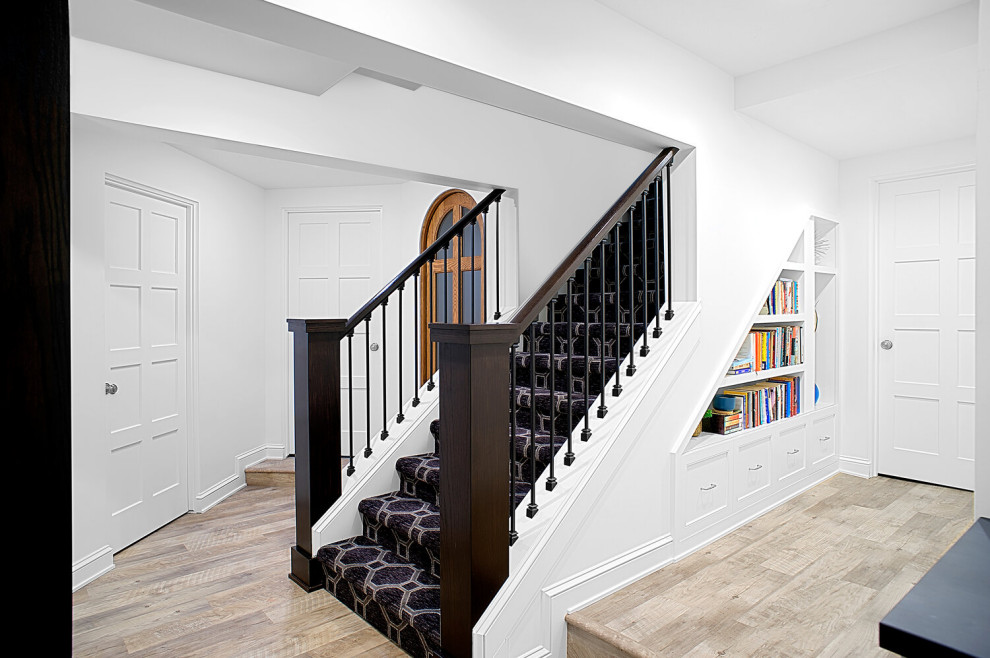 Inspiration pour un grand escalier droit minimaliste avec des marches en moquette, des contremarches en moquette et un garde-corps en bois.