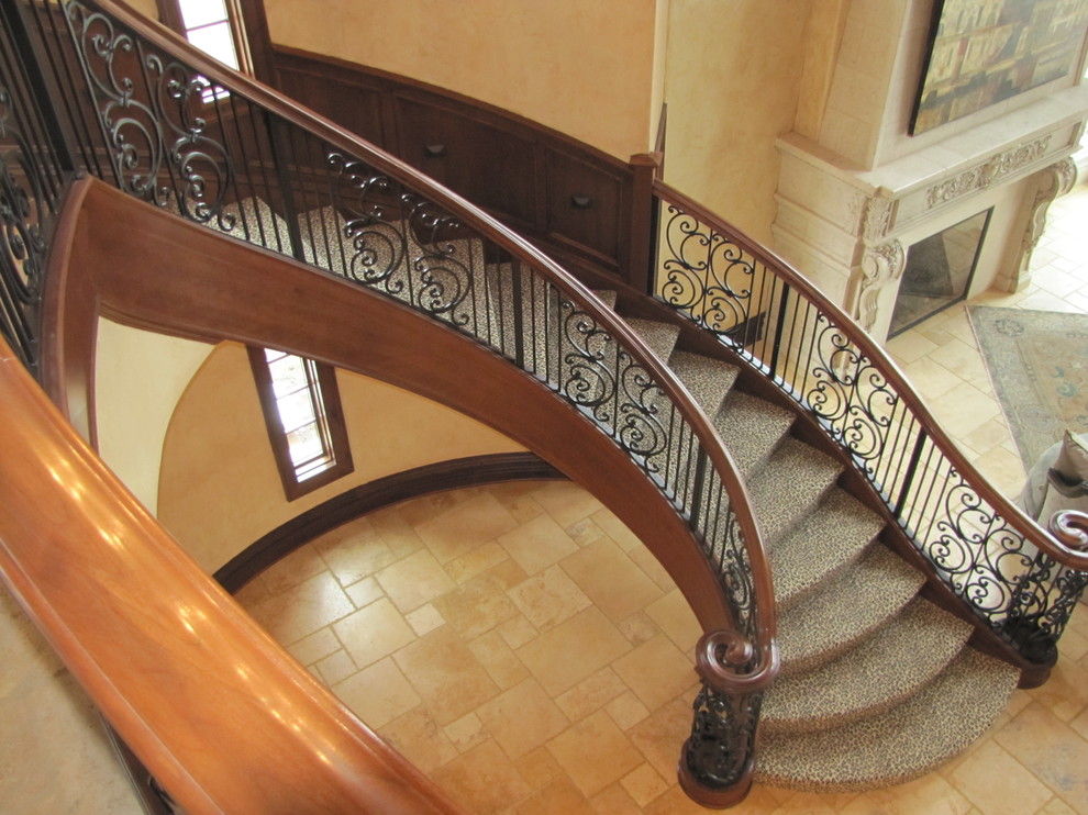 Idéer för att renovera en mellanstor medelhavsstil svängd trappa, med heltäckningsmatta och sättsteg med heltäckningsmatta