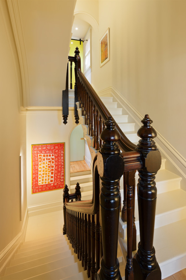 Ejemplo de escalera en U actual de tamaño medio con escalones de madera pintada, contrahuellas de madera pintada y barandilla de madera