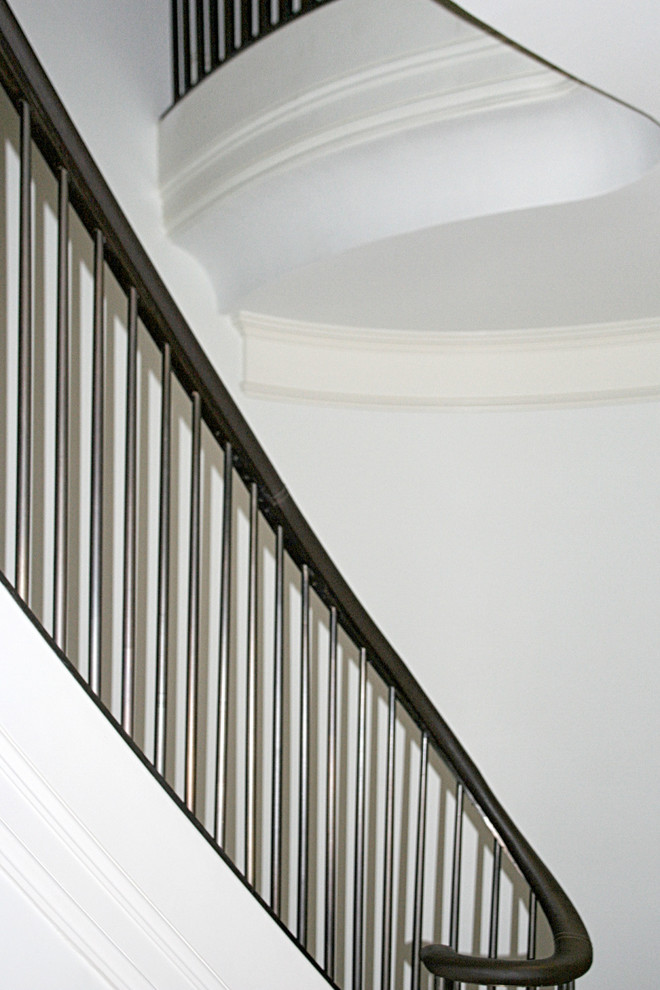 На фото: лестница в стиле фьюжн