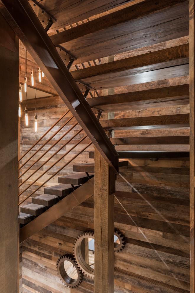 Cette photo montre un grand escalier sans contremarche montagne en U avec des marches en bois et un garde-corps en métal.