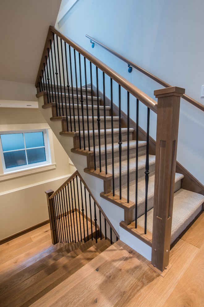 Свежая идея для дизайна: п-образная лестница среднего размера в классическом стиле с ступенями с ковровым покрытием, ковровыми подступенками и деревянными перилами - отличное фото интерьера