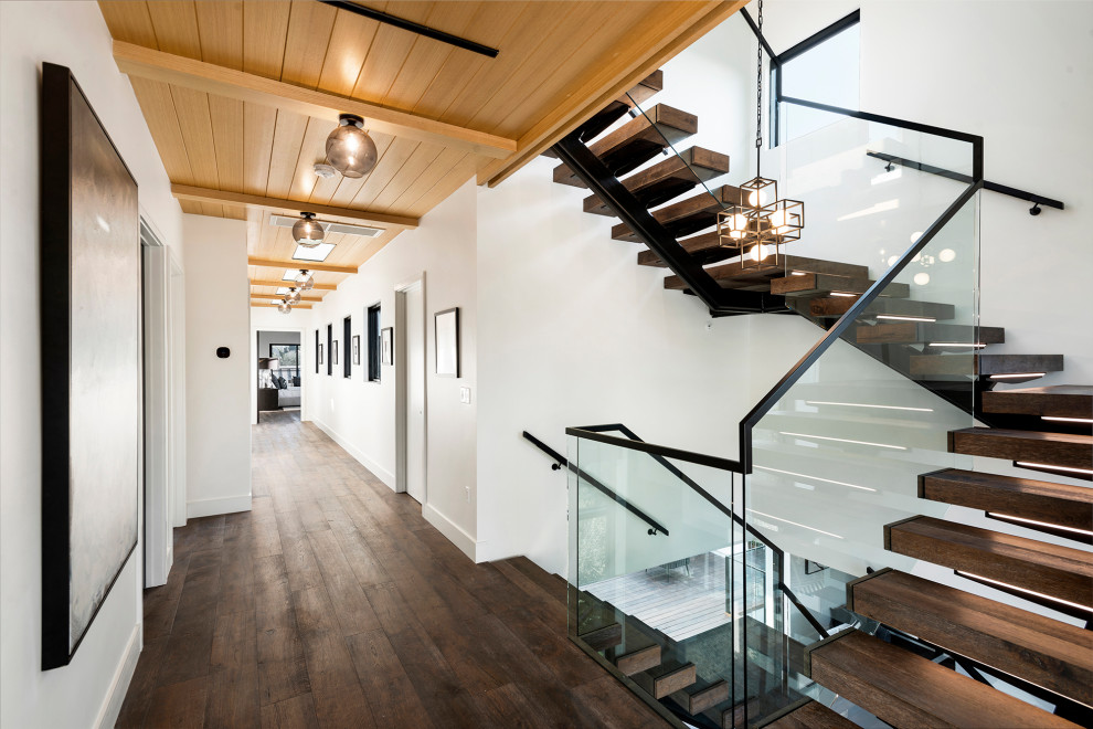 Diseño de escalera suspendida marinera grande con escalones de madera y barandilla de vidrio