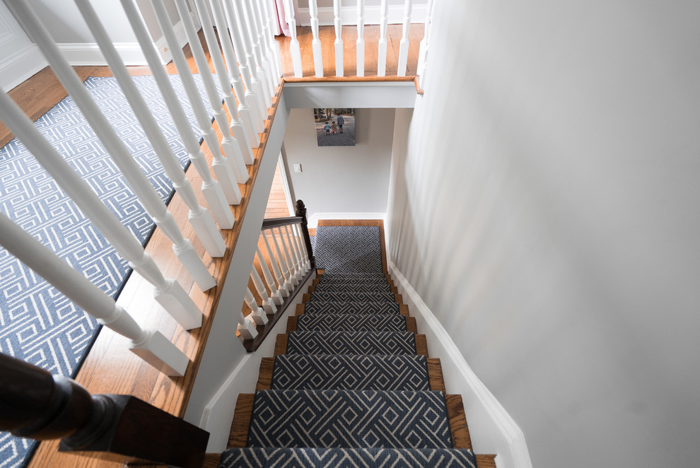 Источник вдохновения для домашнего уюта: лестница среднего размера в стиле неоклассика (современная классика) с деревянными ступенями, ковровыми подступенками и деревянными перилами