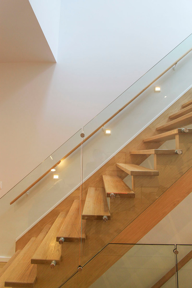 На фото: маленькая прямая лестница в скандинавском стиле с деревянными ступенями для на участке и в саду с