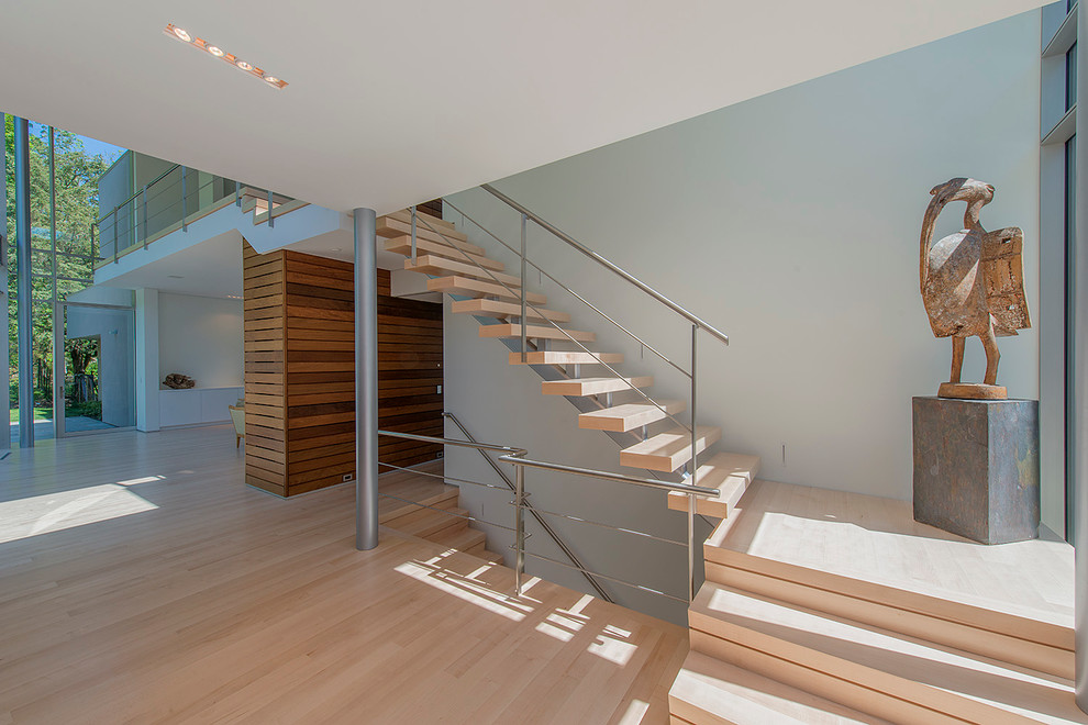 Diseño de escalera actual sin contrahuella con escalones de madera