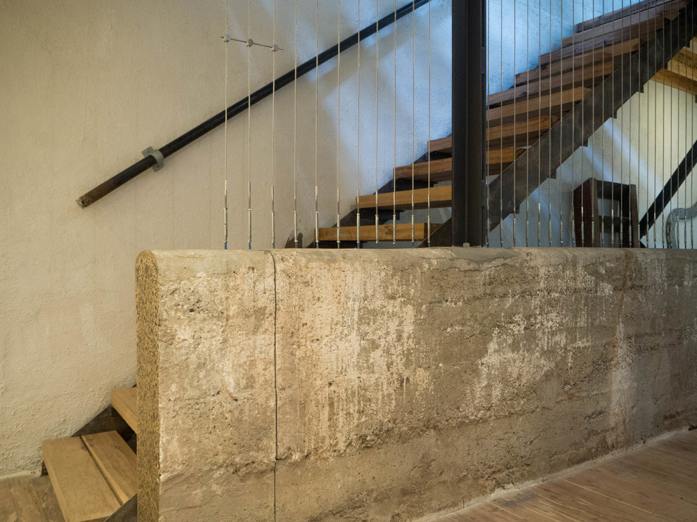 Стильный дизайн: прямая лестница среднего размера в стиле лофт с деревянными ступенями без подступенок - последний тренд
