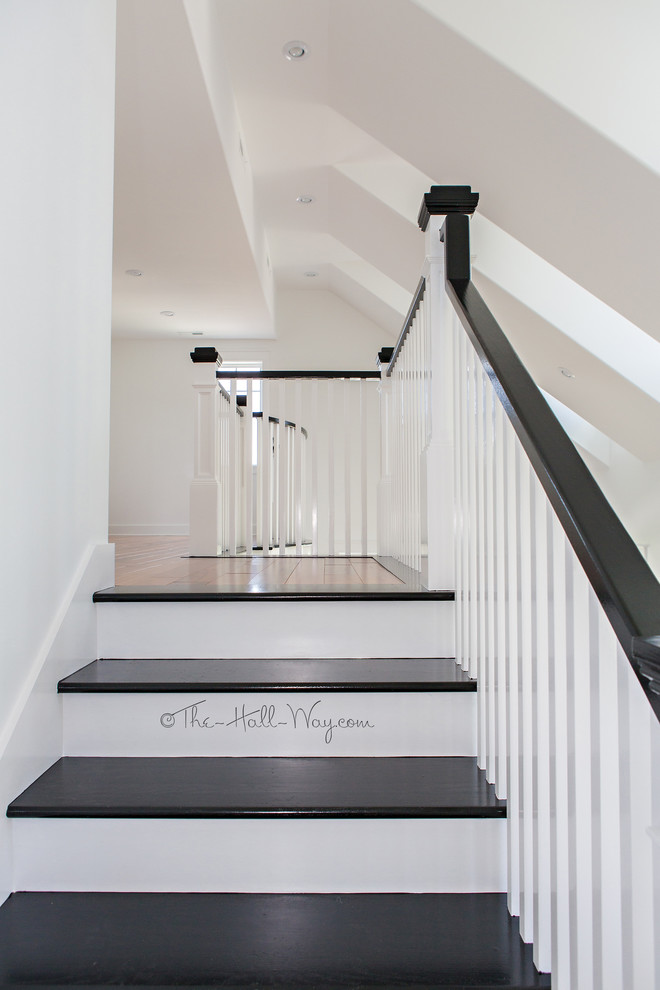 Idée de décoration pour un escalier peint marin en U de taille moyenne avec des marches en bois peint.