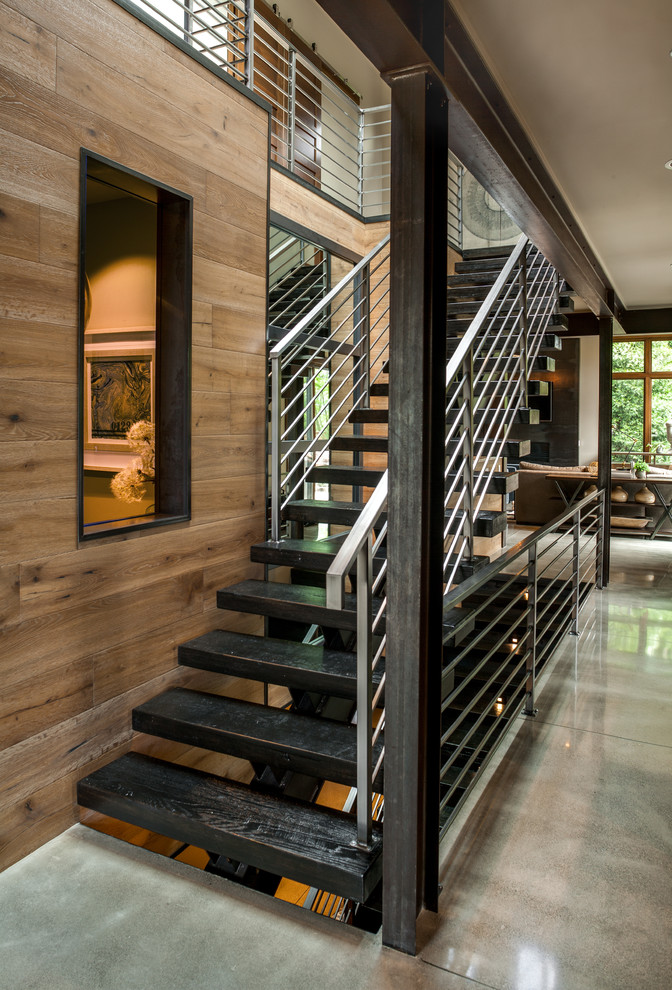Imagen de escalera recta contemporánea de tamaño medio sin contrahuella con escalones de madera y barandilla de cable