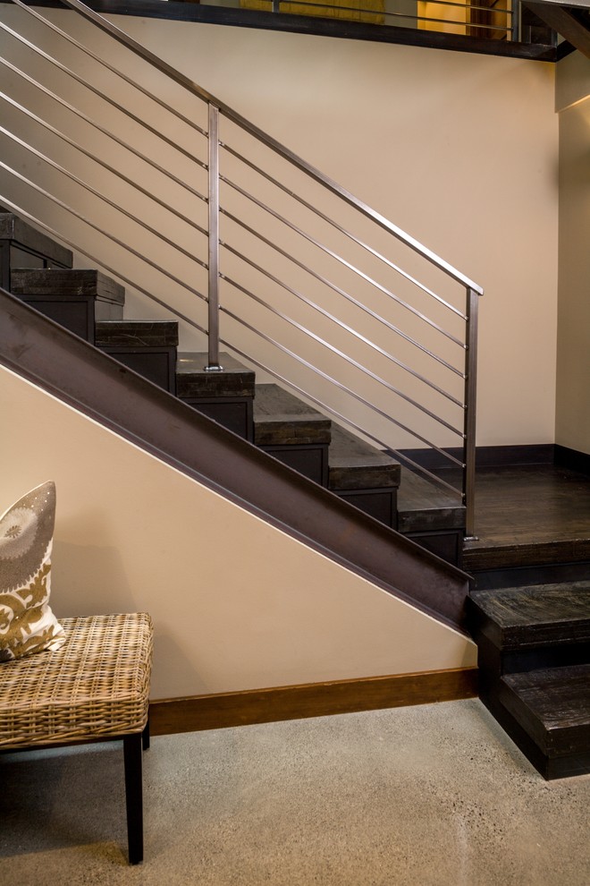 シアトルにある高級な広いコンテンポラリースタイルのおしゃれな直階段 (金属の蹴込み板、金属の手すり) の写真