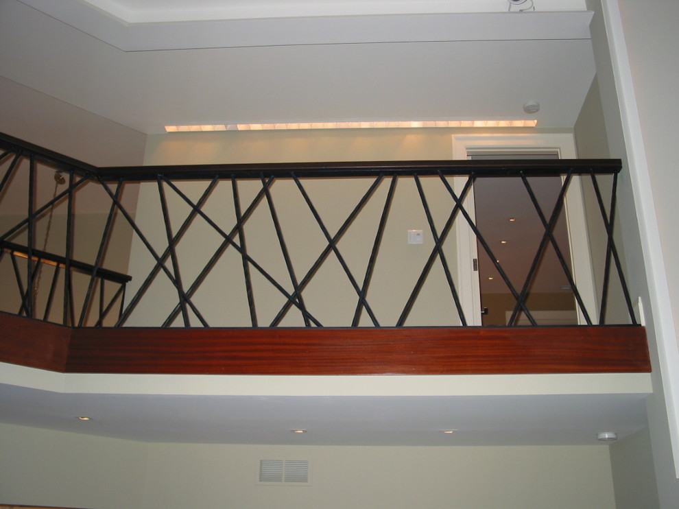 Стильный дизайн: прямая деревянная лестница среднего размера в стиле фьюжн с деревянными ступенями - последний тренд