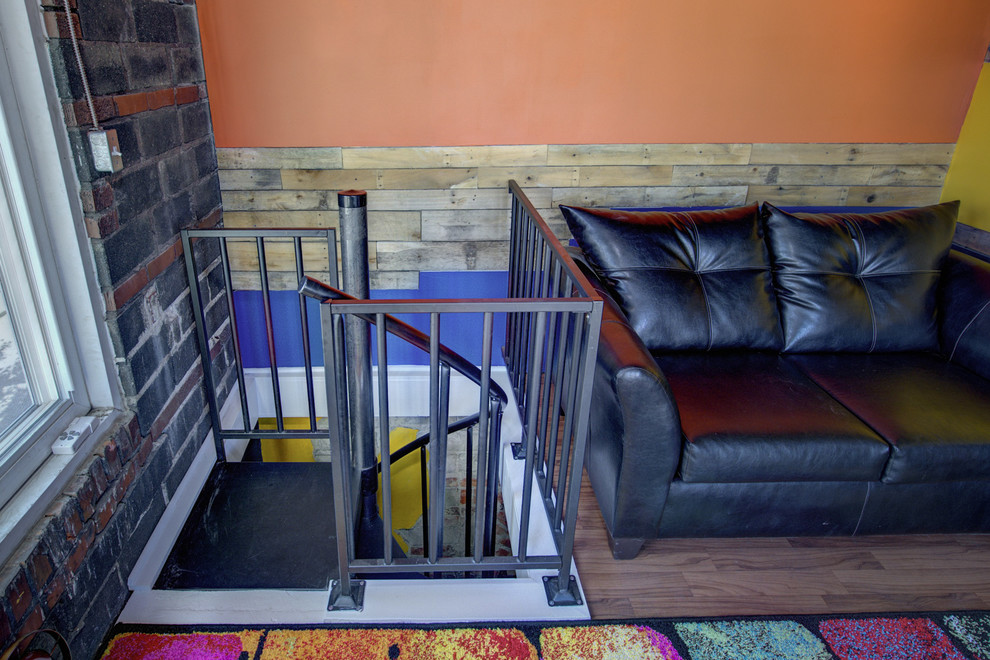 Kleine Stilmix Treppe mit Metall-Setzstufen in Indianapolis