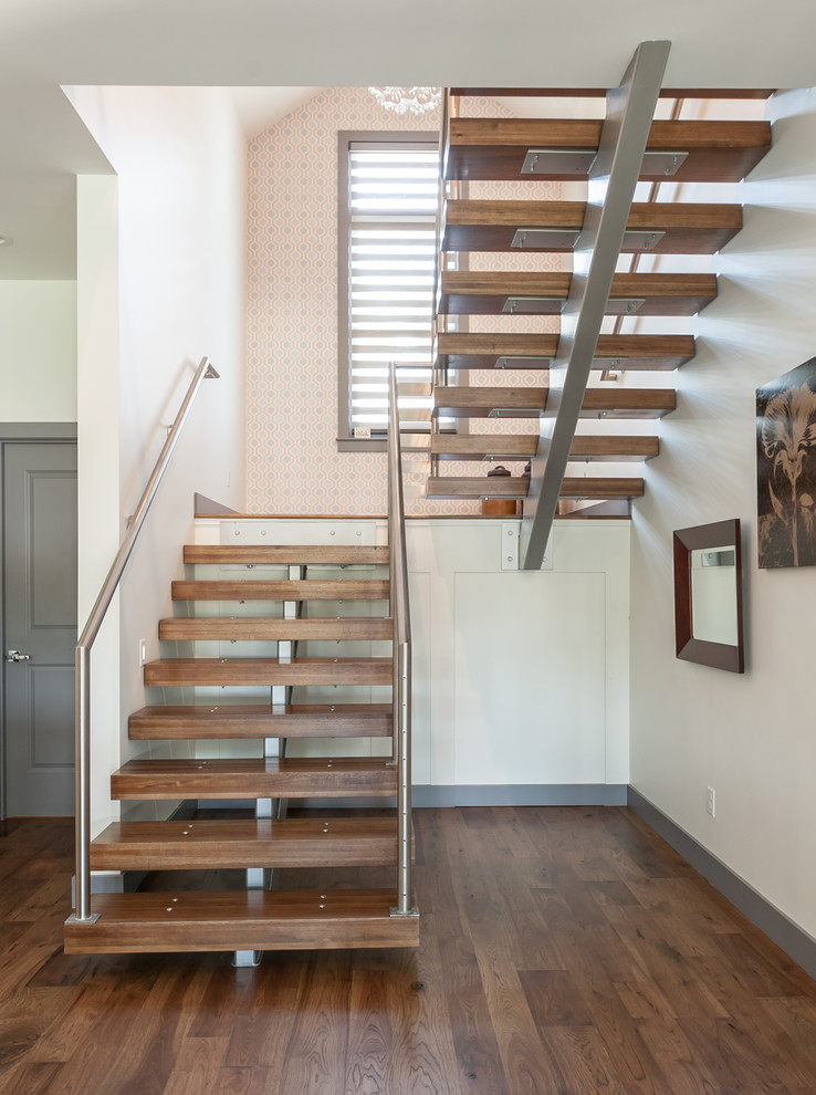 Стильный дизайн: большая лестница на больцах в современном стиле с деревянными ступенями без подступенок - последний тренд
