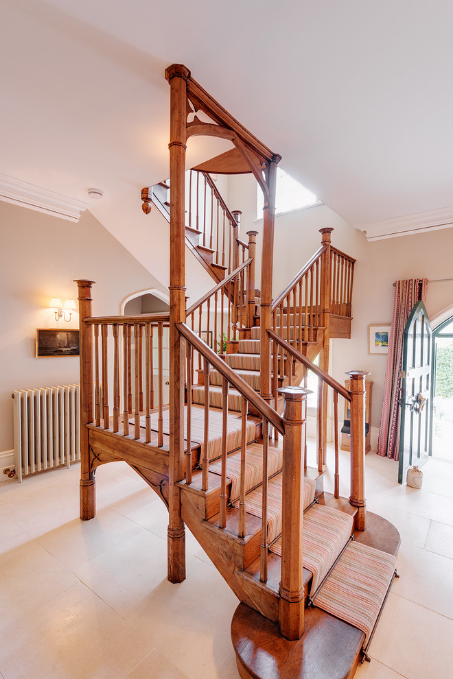 Aménagement d'un escalier classique avec des marches en bois, des contremarches en bois et palier.