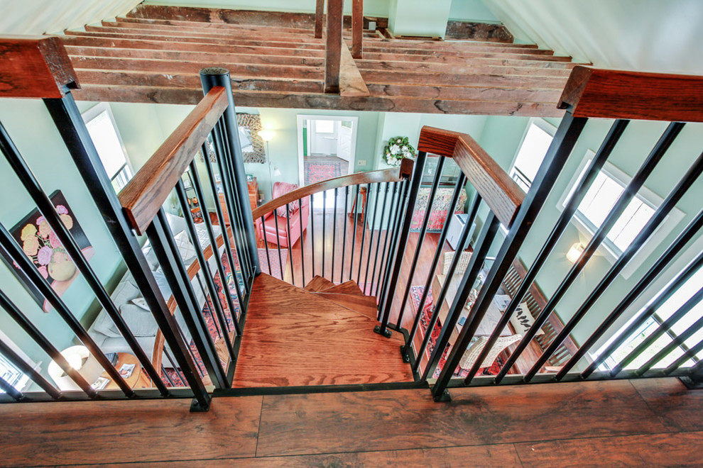 Пример оригинального дизайна: винтовая металлическая лестница среднего размера в стиле фьюжн с деревянными ступенями и перилами из смешанных материалов