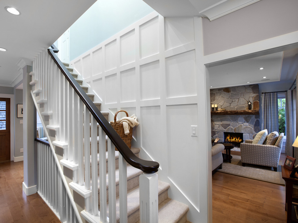 Источник вдохновения для домашнего уюта: лестница в стиле фьюжн с крашенными деревянными ступенями и крашенными деревянными подступенками