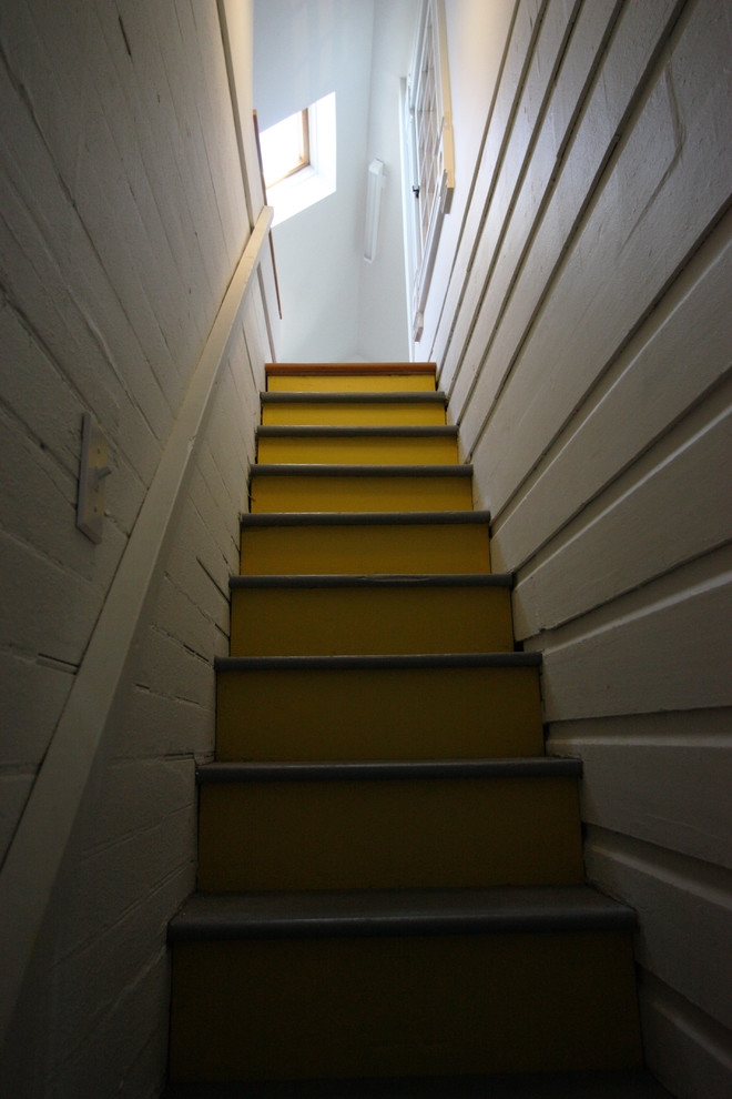 ポートランドにある中くらいなエクレクティックスタイルのおしゃれな直階段 (木の蹴込み板) の写真