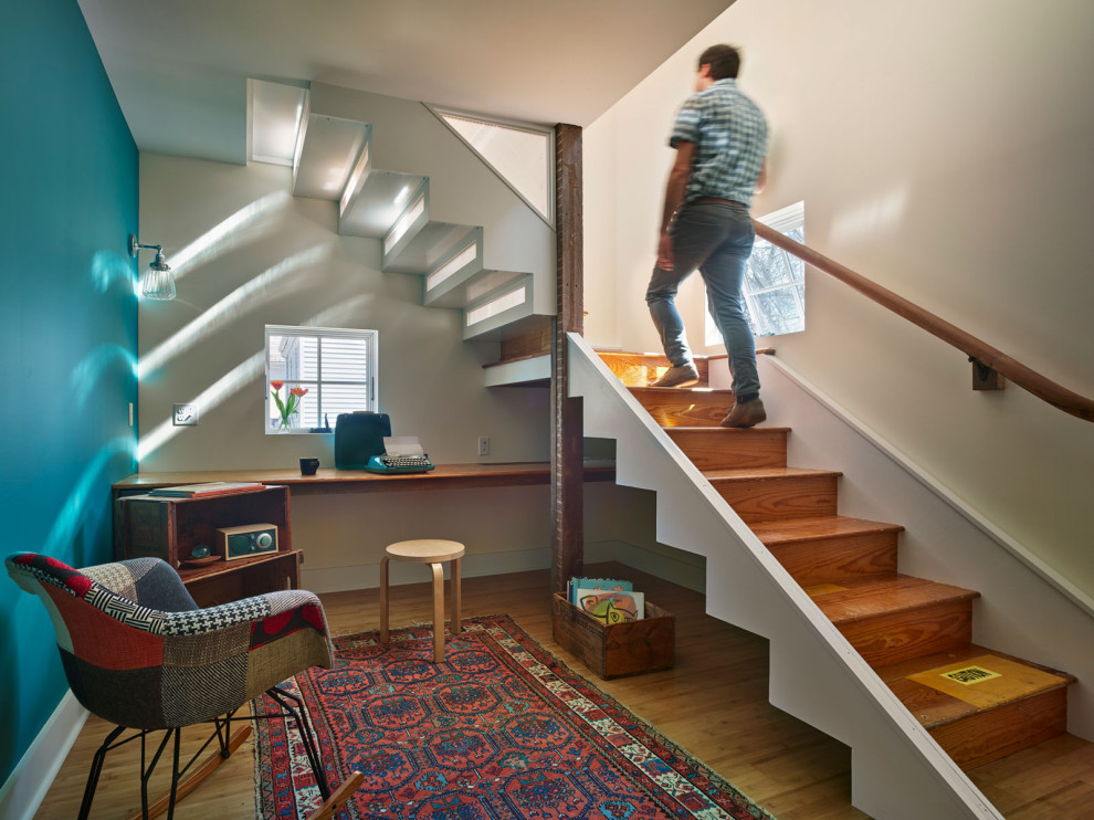 Идея дизайна: угловая деревянная лестница среднего размера в стиле фьюжн с деревянными ступенями и деревянными перилами