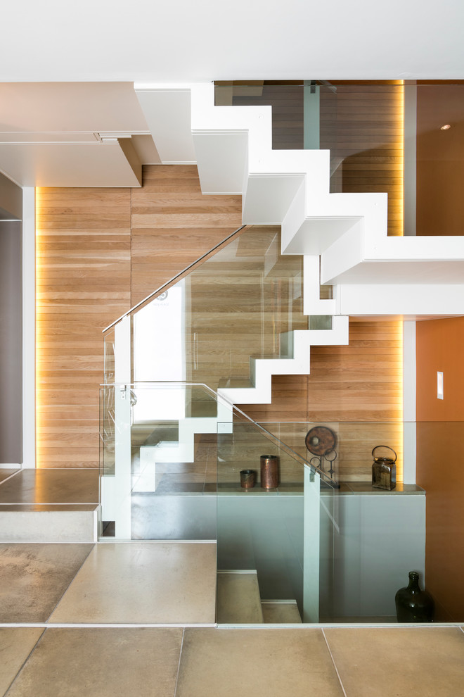 Пример оригинального дизайна: п-образная лестница в современном стиле с крашенными деревянными ступенями и крашенными деревянными подступенками