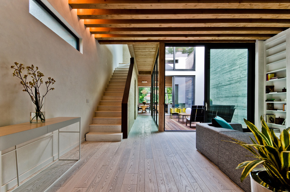 Moderne Holztreppe in U-Form mit Holz-Setzstufen in Montreal
