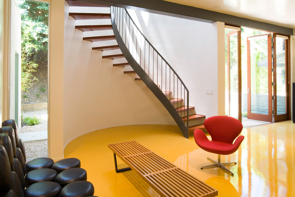Стильный дизайн: изогнутая деревянная лестница среднего размера в стиле модернизм с деревянными ступенями - последний тренд
