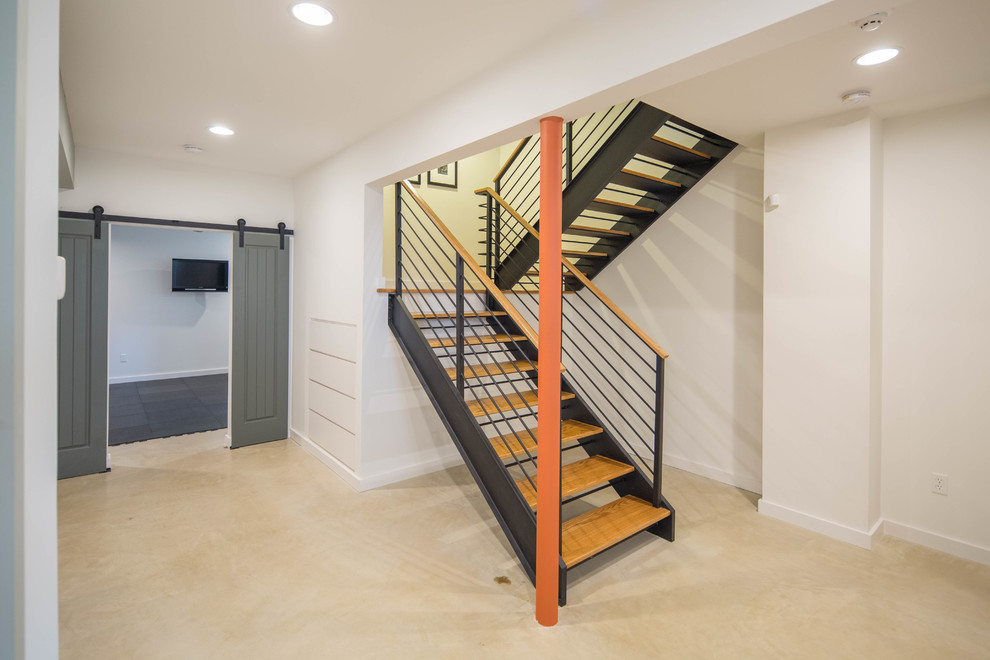 Foto de escalera actual sin contrahuella con escalones de madera y barandilla de cable
