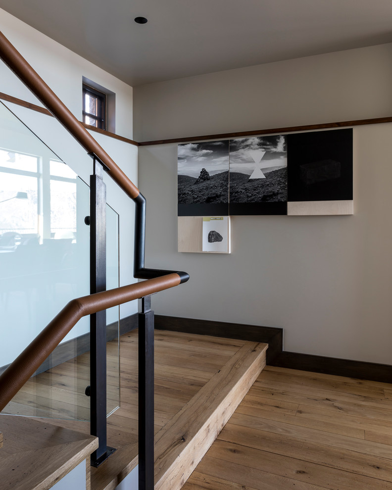 Geräumige Moderne Treppe in U-Form mit Holz-Setzstufen in Denver