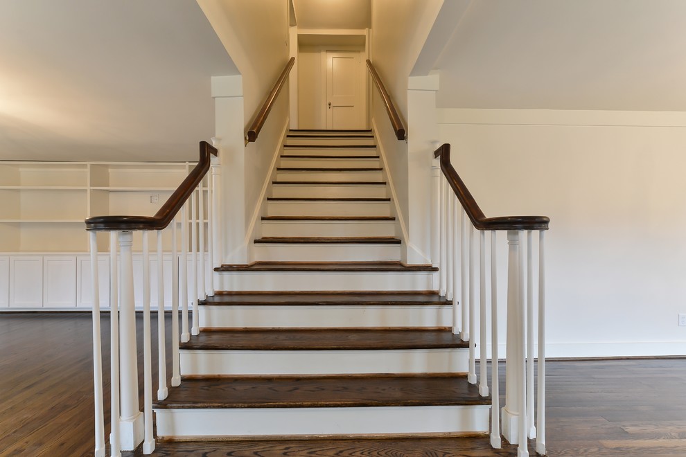 Imagen de escalera recta clásica renovada de tamaño medio con escalones de madera y contrahuellas de madera